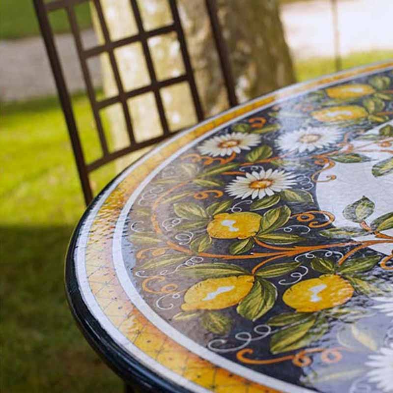 Nahaufnahme von Tischplatte Giardino in Garten