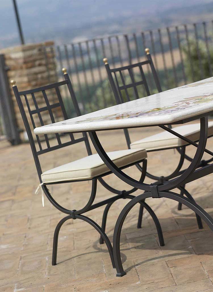 Stuhl Aurora und Tisch Montepulciano auf Terrasse