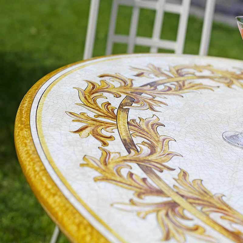 Nahaufnahme von Tischplatte im Design Liberty in Garten